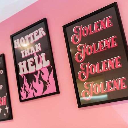 Maevela Apartments ☆ Pink Luxury Apartment With Balcony - Birmingham City Centre - 5 Min Walk From Bullring, Cube, Mailbox, New Street Station - Free Netflix & Wifi 외부 사진