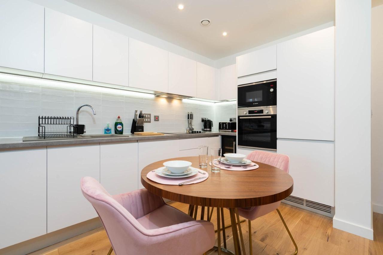 Maevela Apartments ☆ Pink Luxury Apartment With Balcony - Birmingham City Centre - 5 Min Walk From Bullring, Cube, Mailbox, New Street Station - Free Netflix & Wifi 외부 사진