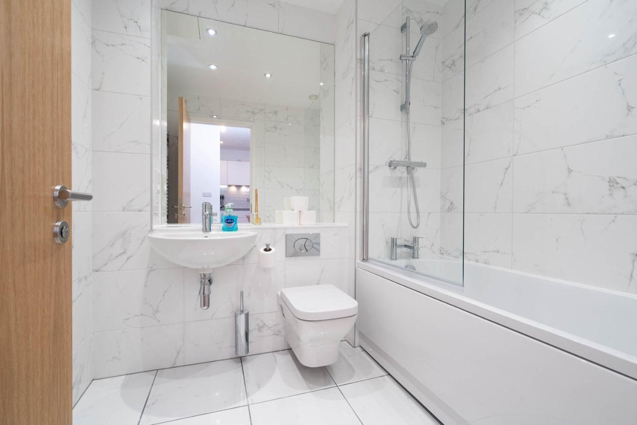 Maevela Apartments ☆ Pink Luxury Apartment With Balcony - Birmingham City Centre - 5 Min Walk From Bullring, Cube, Mailbox, New Street Station - Free Netflix & Wifi 외부 사진