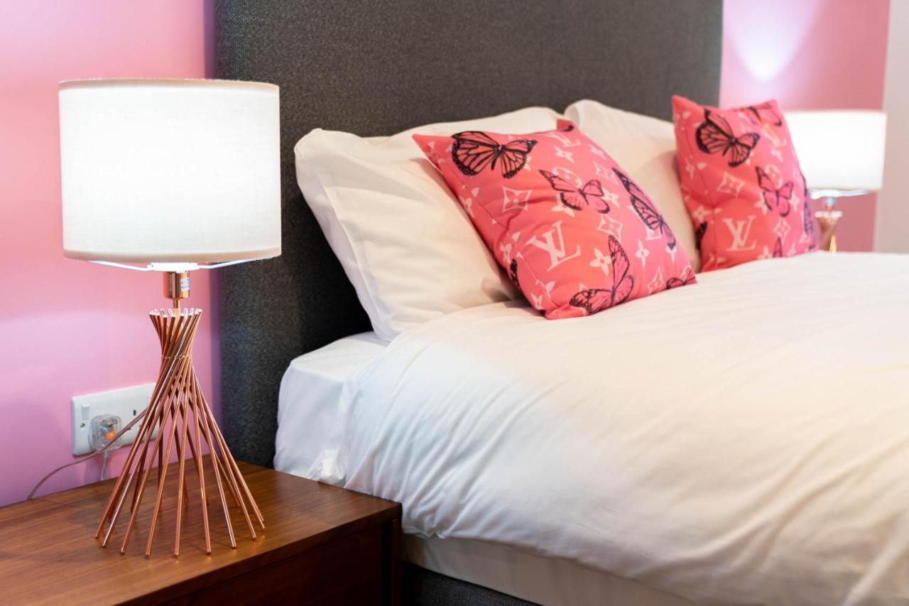 Maevela Apartments ☆ Pink Luxury Apartment With Balcony - Birmingham City Centre - 5 Min Walk From Bullring, Cube, Mailbox, New Street Station - Free Netflix & Wifi 외부 사진