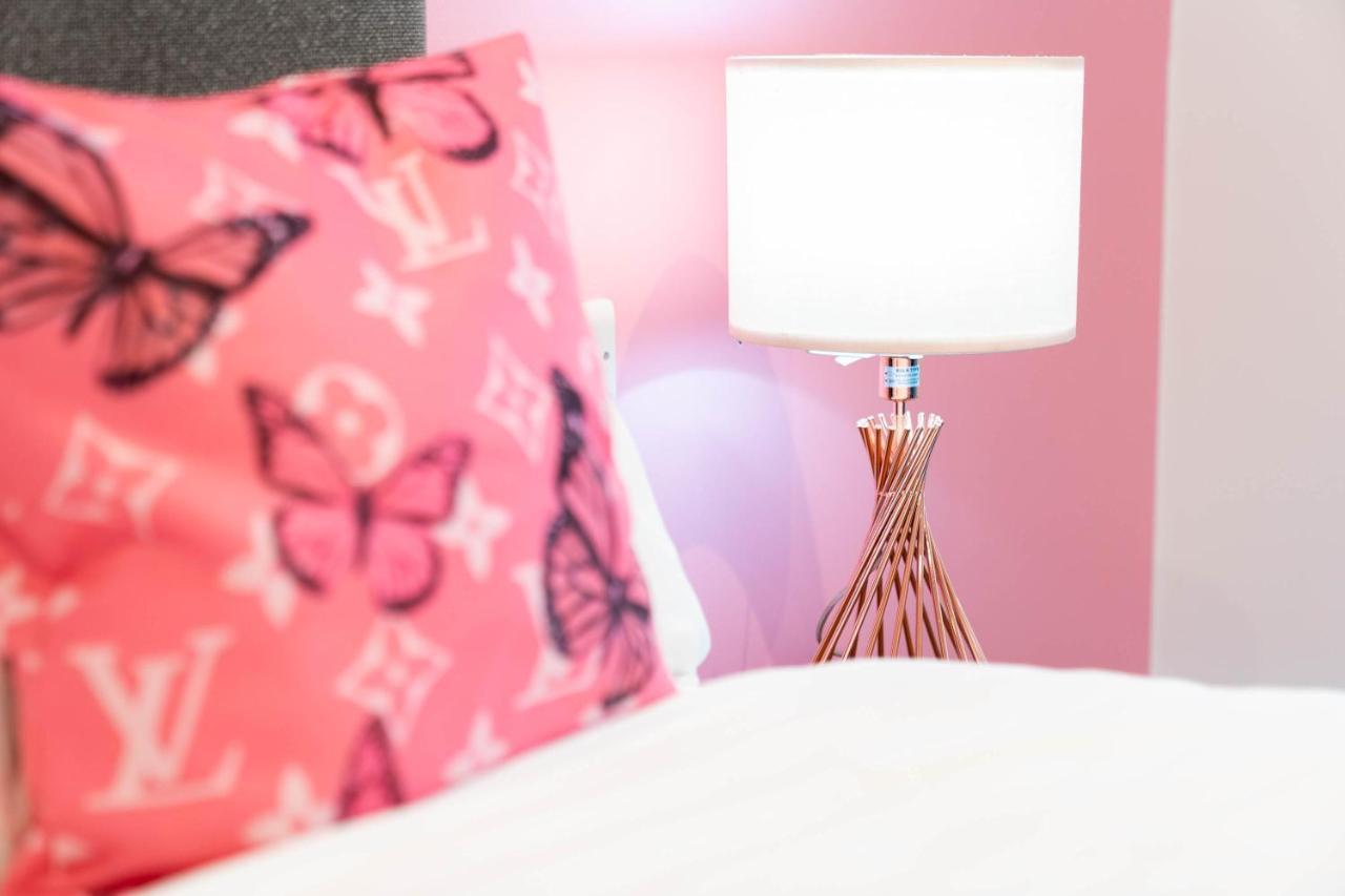 Maevela Apartments ☆ Pink Luxury Apartment With Balcony - Birmingham City Centre - 5 Min Walk From Bullring, Cube, Mailbox, New Street Station - Free Netflix & Wifi 외부 사진