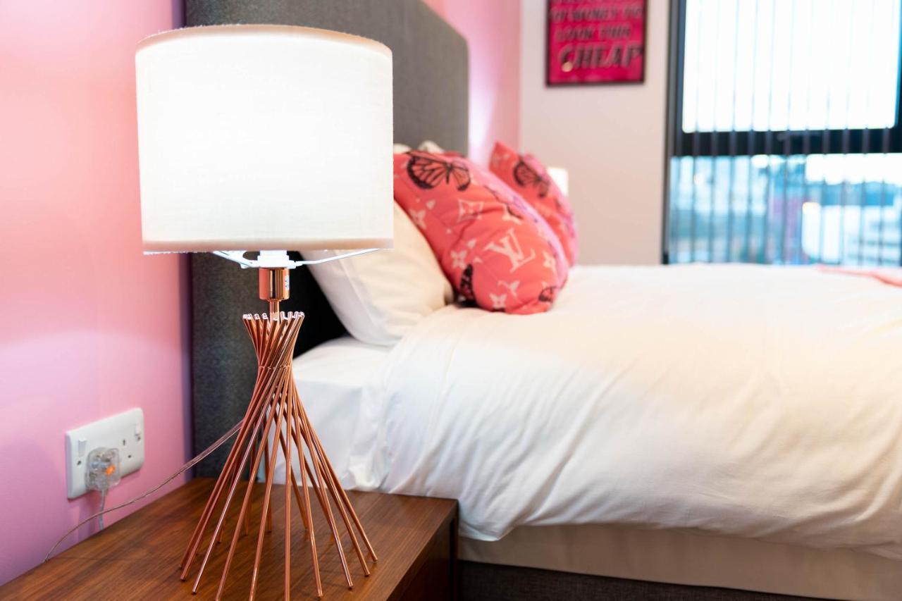 Maevela Apartments ☆ Pink Luxury Apartment With Balcony - Birmingham City Centre - 5 Min Walk From Bullring, Cube, Mailbox, New Street Station - Free Netflix & Wifi 외부 사진