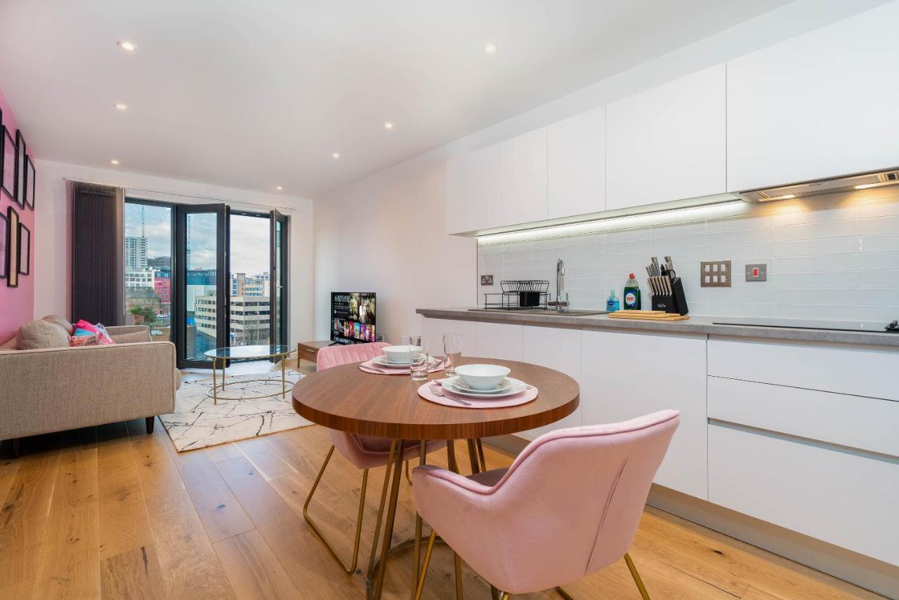 Maevela Apartments ☆ Pink Luxury Apartment With Balcony - Birmingham City Centre - 5 Min Walk From Bullring, Cube, Mailbox, New Street Station - Free Netflix & Wifi 외부 사진