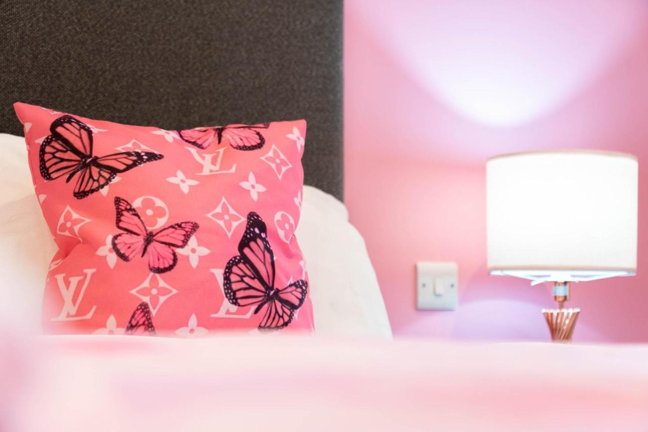 Maevela Apartments ☆ Pink Luxury Apartment With Balcony - Birmingham City Centre - 5 Min Walk From Bullring, Cube, Mailbox, New Street Station - Free Netflix & Wifi 외부 사진