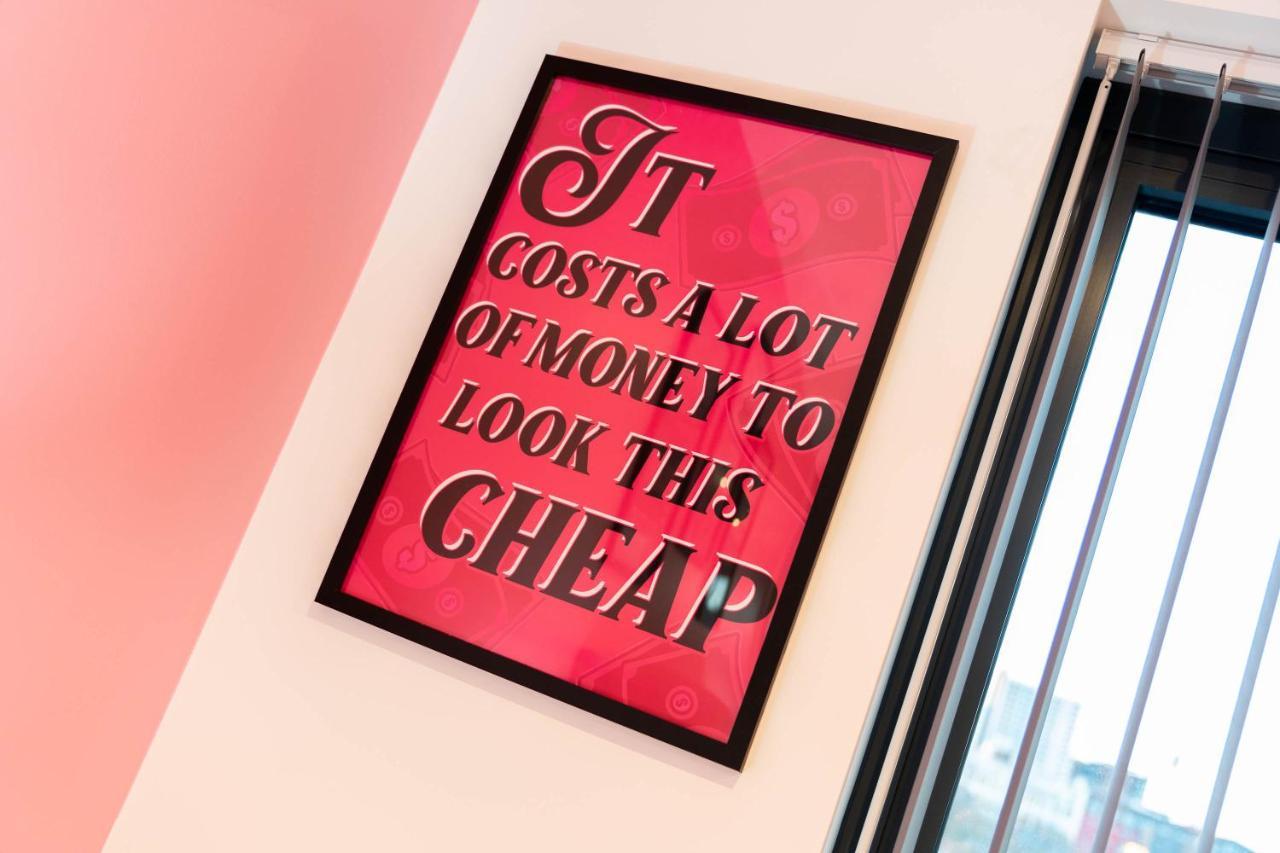 Maevela Apartments ☆ Pink Luxury Apartment With Balcony - Birmingham City Centre - 5 Min Walk From Bullring, Cube, Mailbox, New Street Station - Free Netflix & Wifi 외부 사진