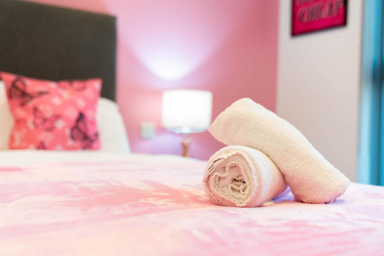 Maevela Apartments ☆ Pink Luxury Apartment With Balcony - Birmingham City Centre - 5 Min Walk From Bullring, Cube, Mailbox, New Street Station - Free Netflix & Wifi 외부 사진